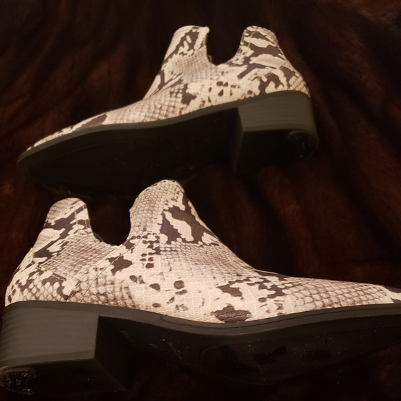 NWOT- Steve Madden Low heel Booties- 10 - Picture 4 of 7